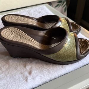 CROCS Women's Brown Wedge Slides with Olive Pattern SIZE 8 ✨ 🐊